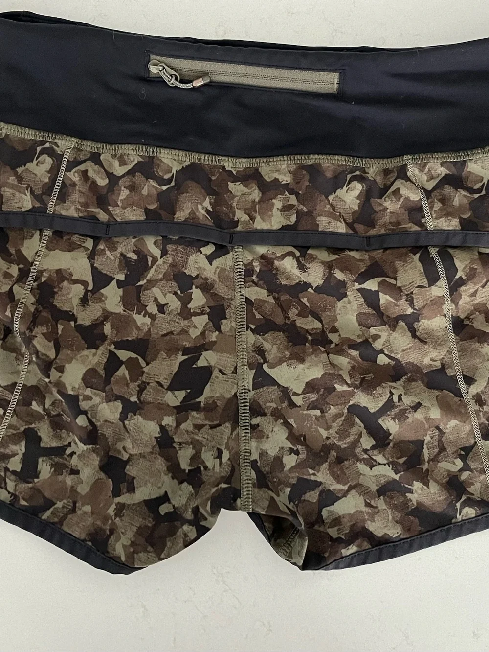 Lulu Lemon women’s camo shorts sz 6
